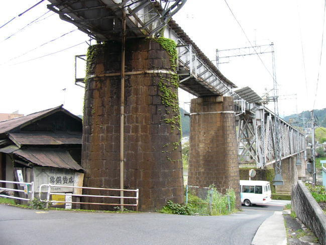風格のある吉野川鉄橋。
